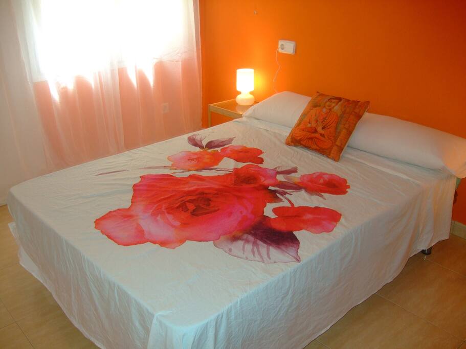 Habitación con cama doble y armario empotrado