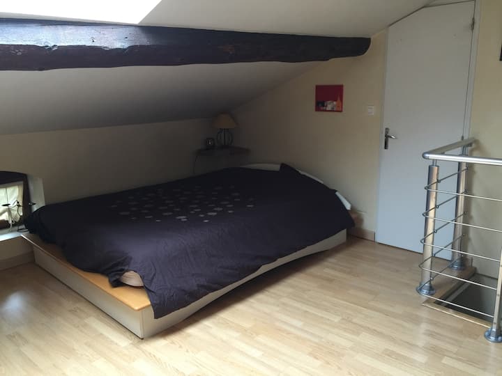 Chumba kikubwa cha kulala cha ghorofa kilicho na bafu la ndani