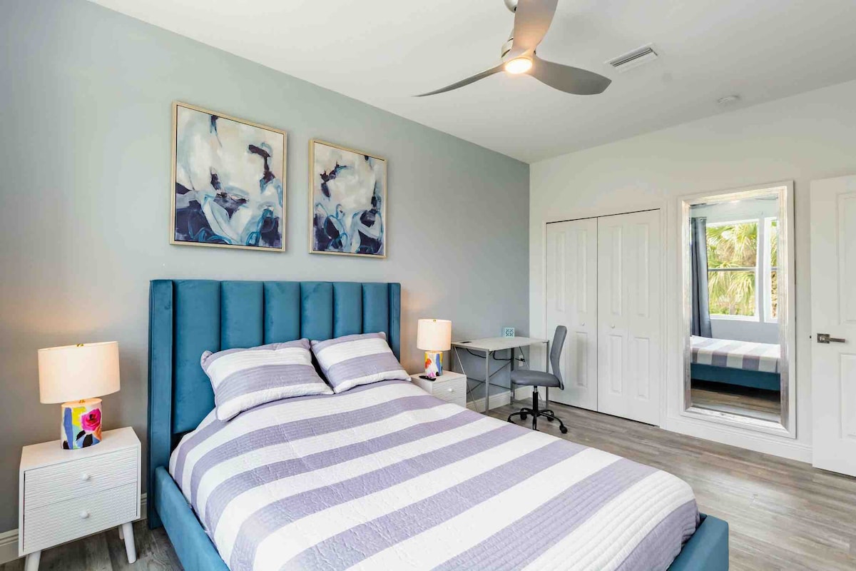 Sovrum bredvid vardagsrum med king size-säng och skrivbord för dedikerat arbetsområde.
Beläget på andra våningen.