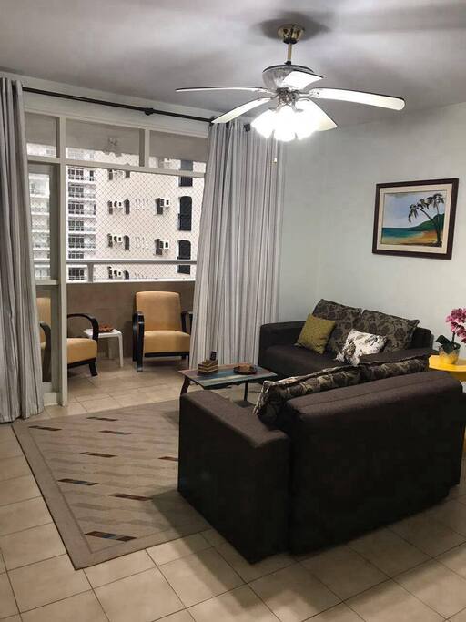 Sala de tv e sacada/vista mar