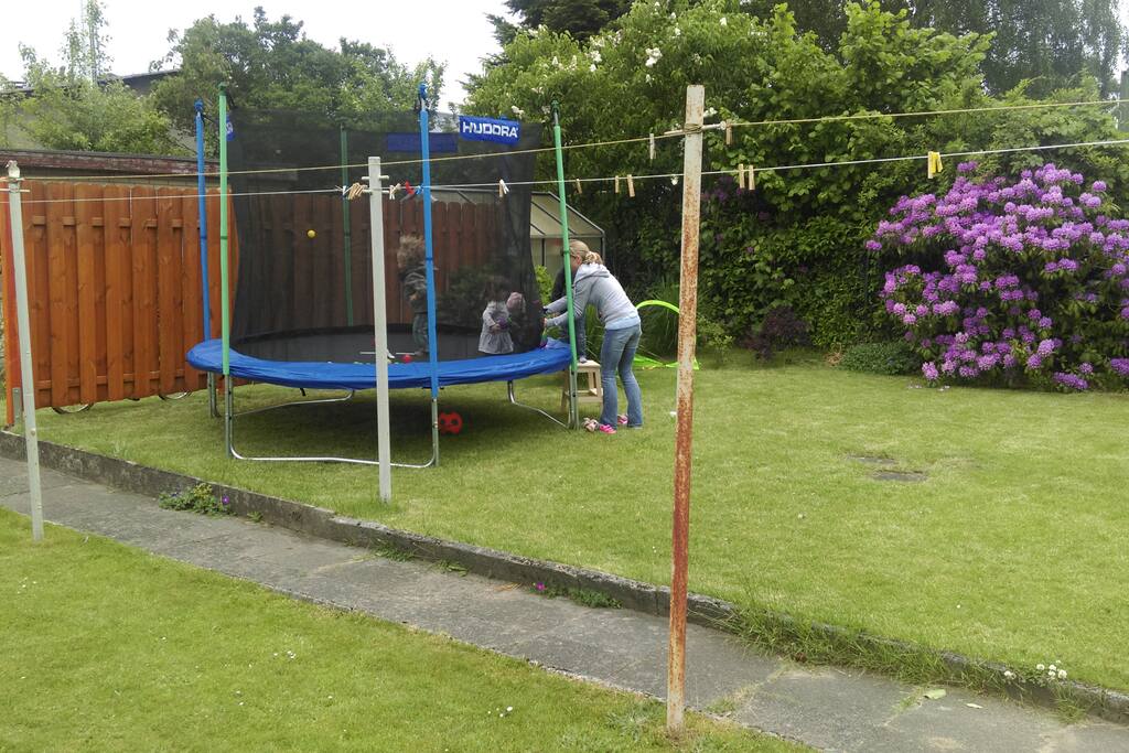 mit Trampolin im Garten! :)