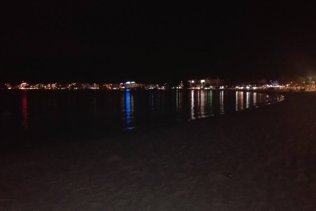 Vistas de la Bahía de Roses de noche
