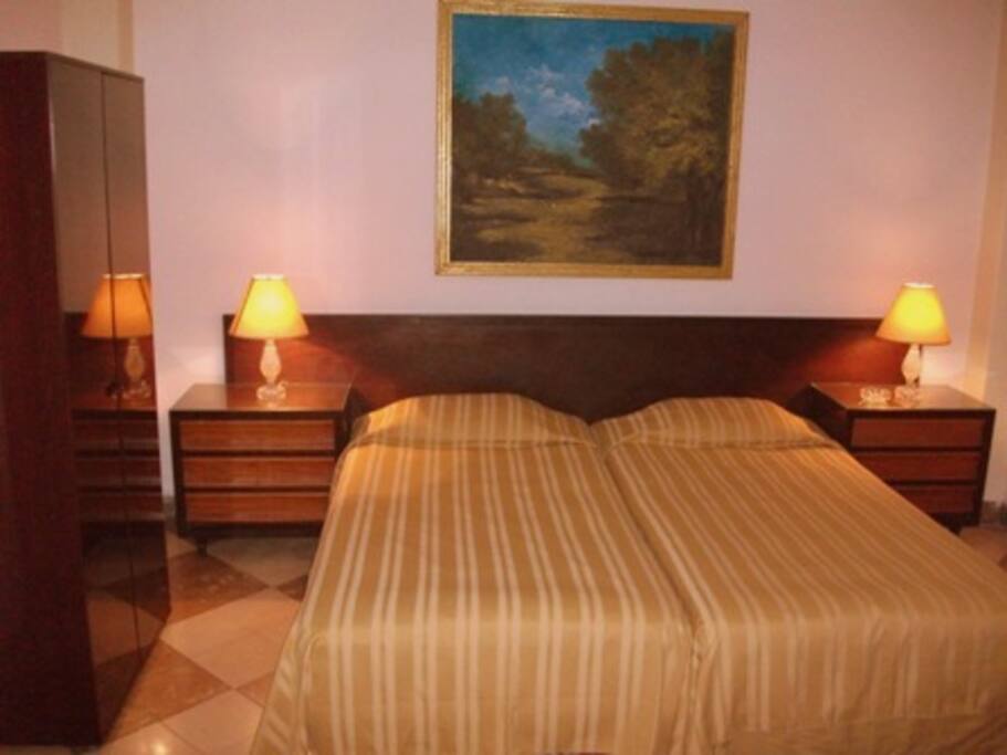 habitacion muy comoda y privada, con aire acondicionado, TV y minibar