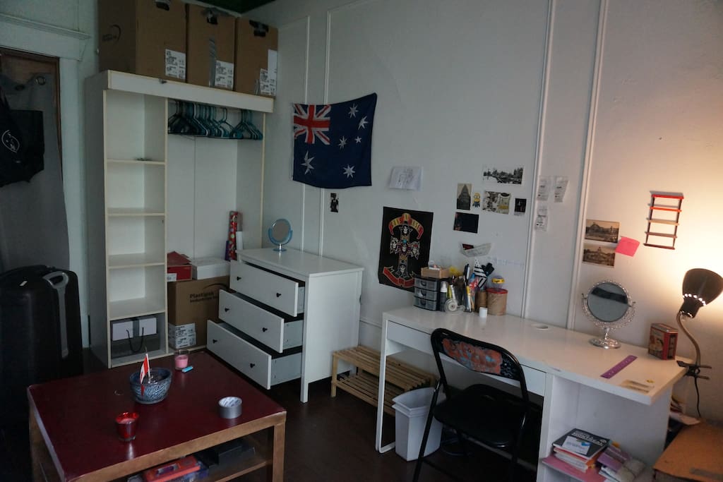 A lot of space for your belongings.
Beaucoup d'espace pour vos affaires.