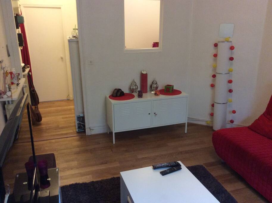 le salon donnant sur le couloir vers l'entrée