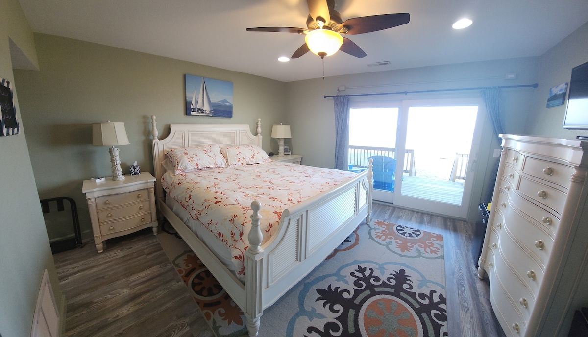 Sound front king suite  w/ private entrance