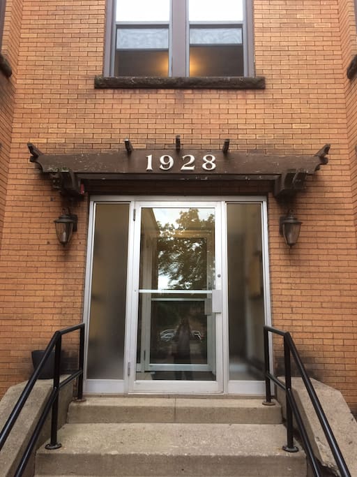 Main door can be hard to see from the road; I assure you 1928 Aldrich is there. I use the side doors myself.