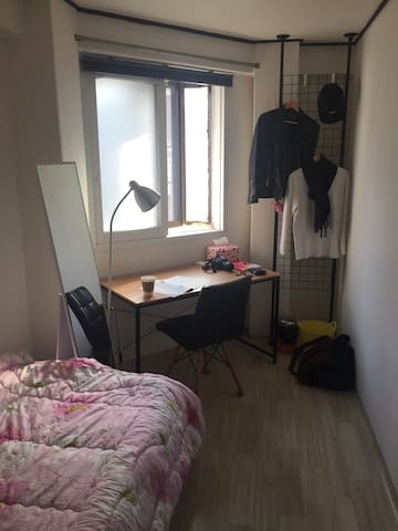 Cozy and sunny private room in Iteawon!