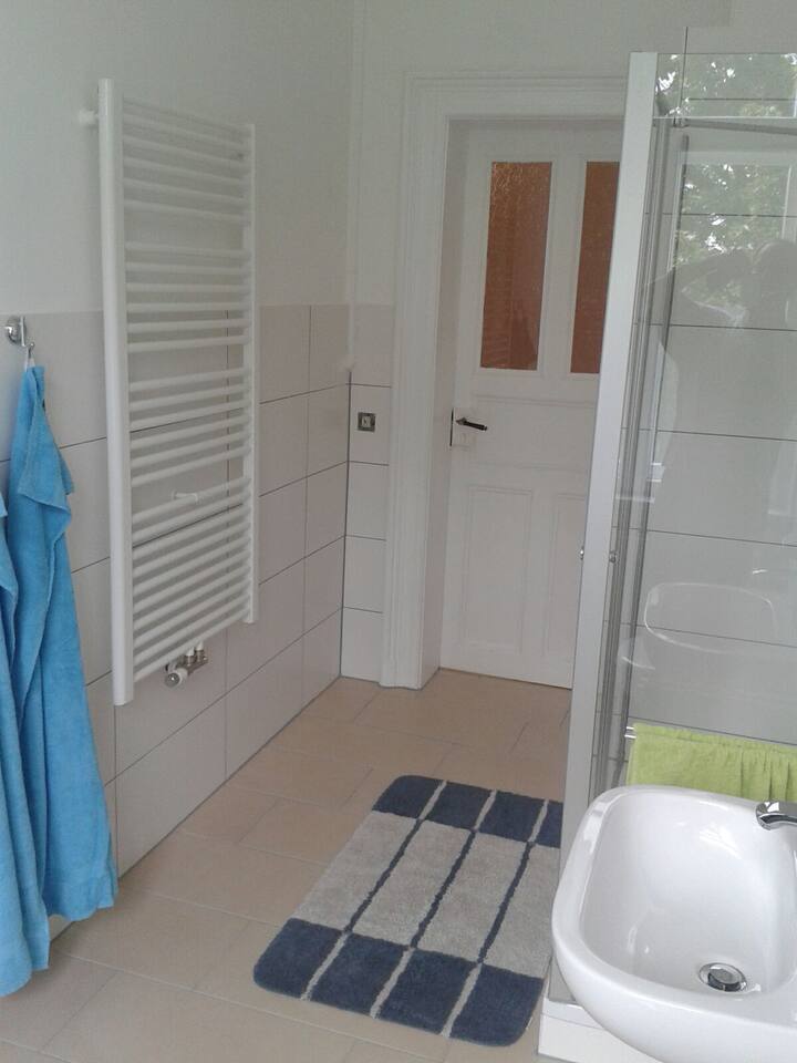 Beautiful newly renovated 3 room apartment close Condominiums for