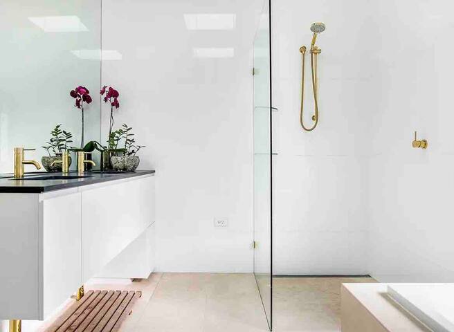 Hotel Luxury Designed House Bronte’s Best Street gallery image 4