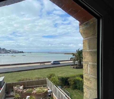 Cozy cottage with sea views and off street parking