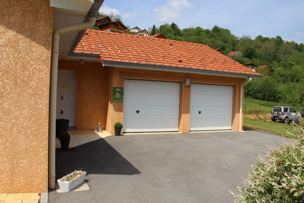 2 garages avec portes motorisées et accès direct à l'intérieur pour vélos motos ,remorque, skis..
