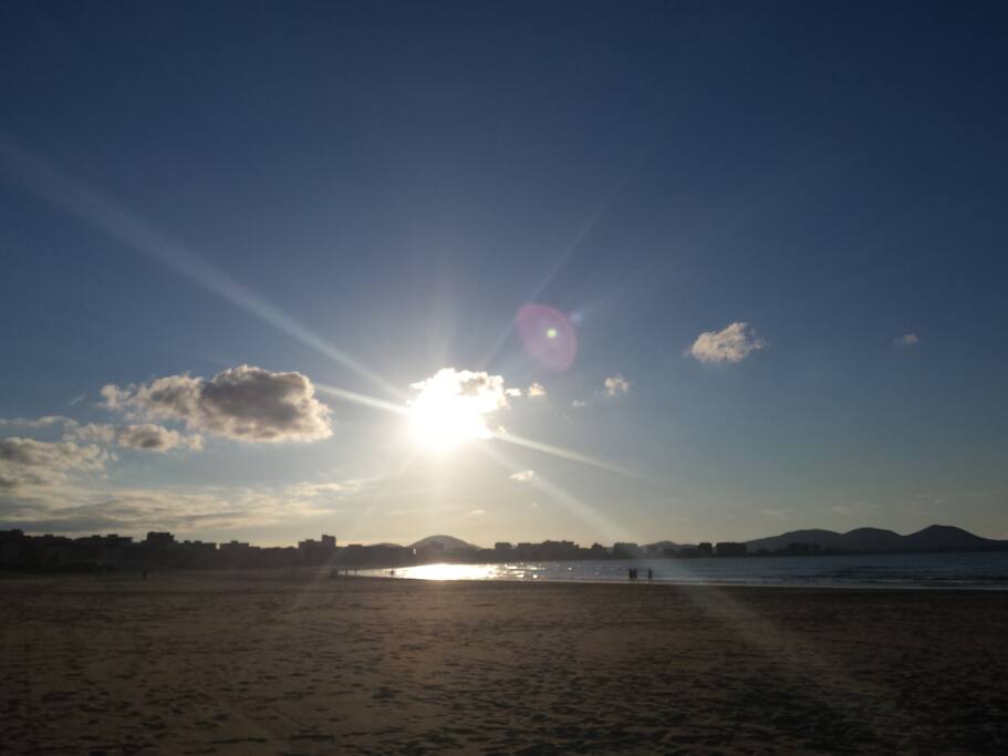 Panorámica del atardecer en la playa Salvé de Laredo