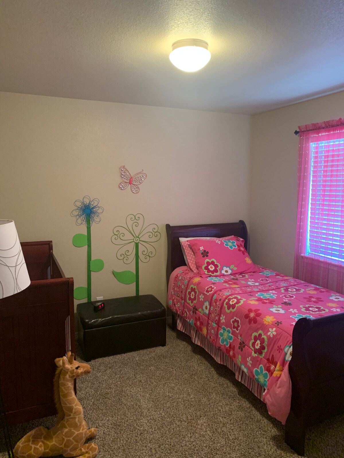 Spálňa s oddelenou posteľou a detskou postieľkou