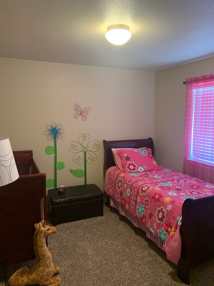 Chambre avec lit jumeau et lit pour bébé