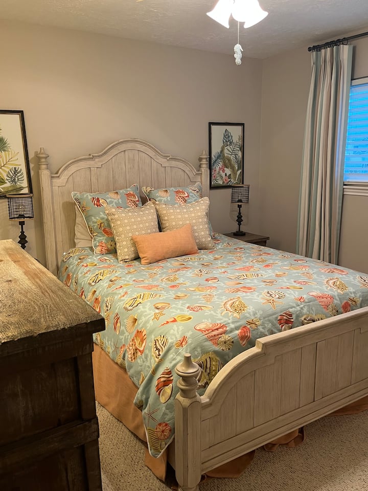 A második hálószoba queen méretű ággyal rendelkezik.
Ez a hálószoba a fő szinten található.