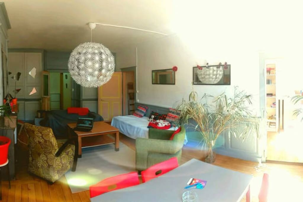 Salon lumineux et chaleureux avec vie sur la place principale d Arbois.