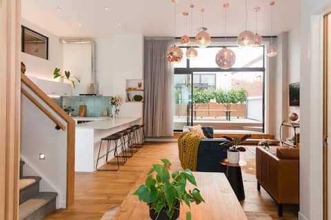 Anzac North Loft (4 Bedrooms) - 2 Free Car Parks!