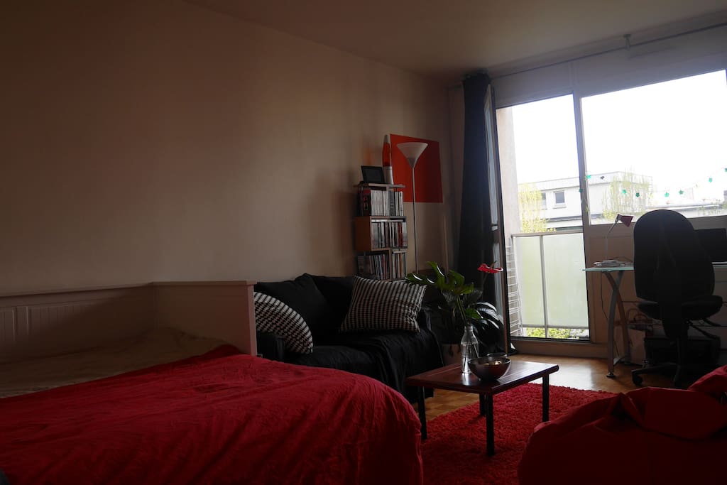 Espace à vivre - avec grande baie vitrée donnant sur un petit balcon