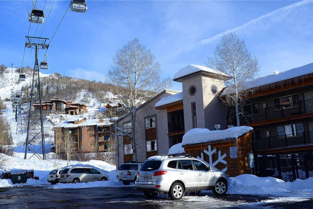 Super easy parking.... easy access to the condo, easy access to the slopes (the ski locker is in front of that white SUV!)