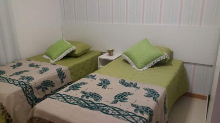 Habitación con 2 camas individuales que pueden convertirse en 1 cama doble, con 2 camas adicionales debajo. 