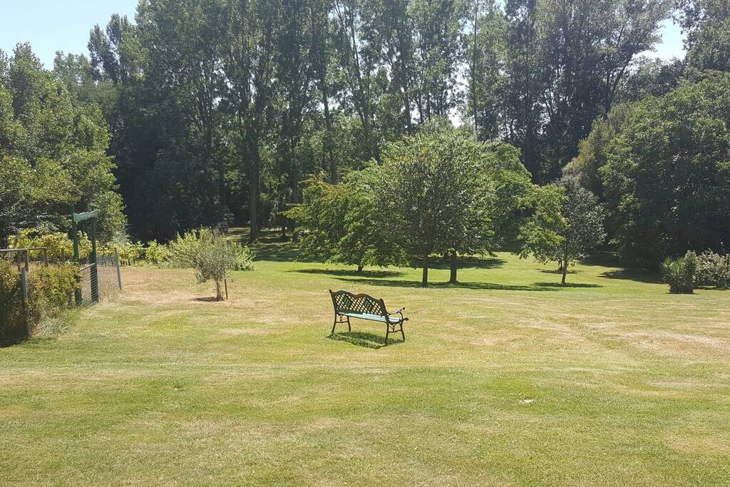 Jardin donnant accès au canal