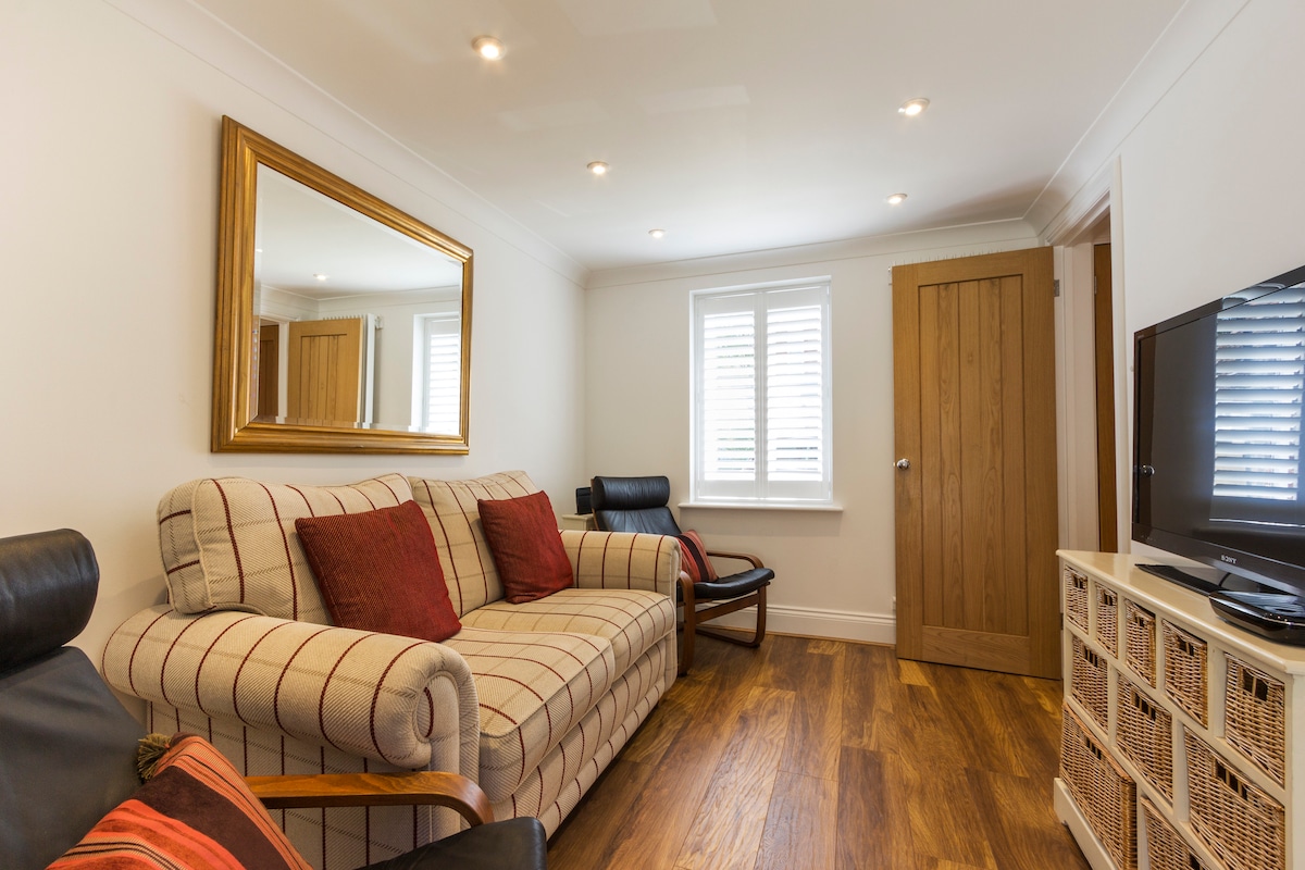 Anuncio de Airbnb popular: Beautiful Cozy but Spacious City Cottage & Parking en Hackington