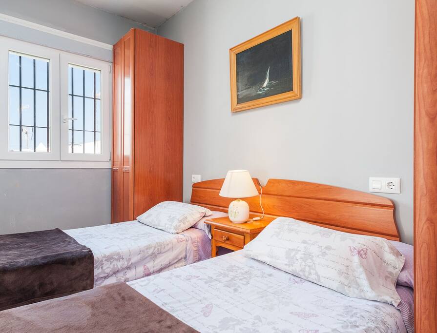 El dormitorio con las dos camas individuales...
