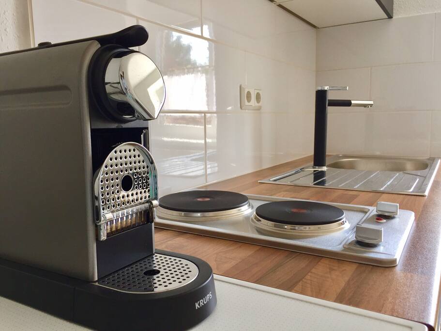 Kitchenette mit Nespresso Maschine, Kühlschrank und Spülmaschine