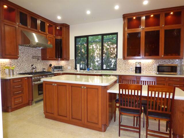 Luxury Penthouse In Century City gallery image 3