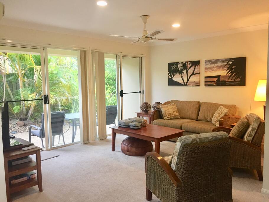 Lounge (reverse-cycle air conditioning, TV, HDD, DVD player, double sofa bed)