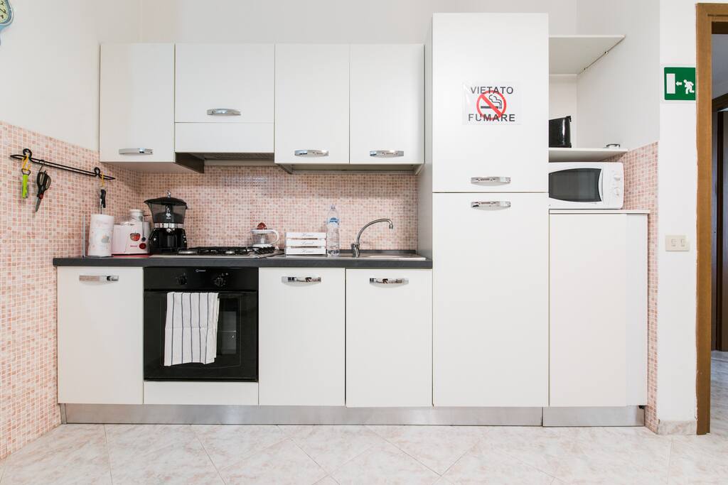 La cucina dispone di centrifuga, macchina per il caffe, spremiagrumi,tostapane, bollitore elettrico, e forno microonde