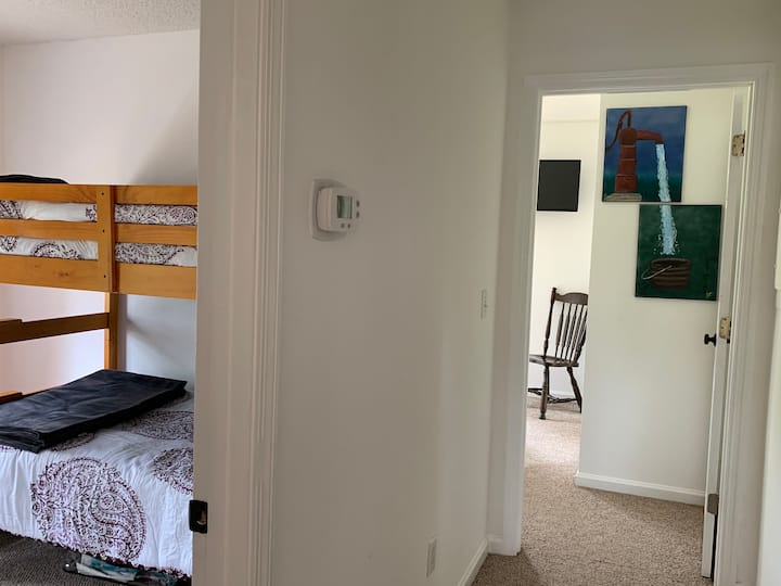 上下铺客房与标准双人床卧室位于同一条走廊上。  