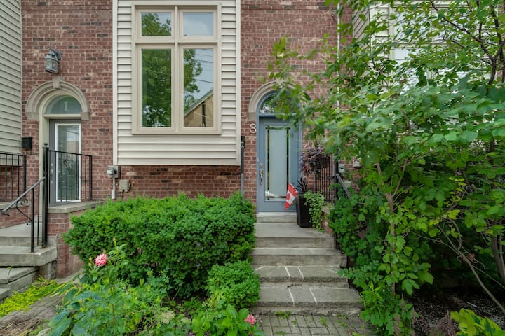 Big & Bright House + Parking & Great Beds gallery image 5