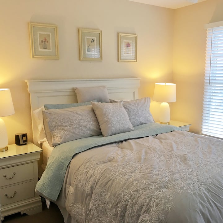 BR 3 - Dhoma e gjumit Queen me pamje nga Amfiteatri. Ndan banjën e plotë me BR 4. 