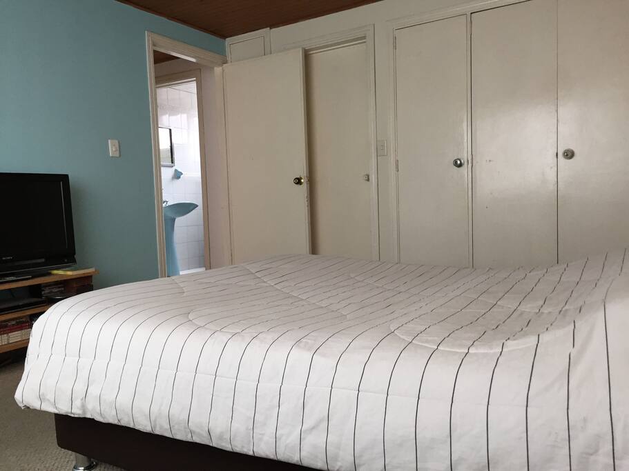 Bedroom with a full size bed high speed wifi, private bathroom, satelital tv, local phone calls.