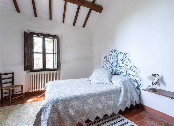 Dhomë gjumi Grand Double në katin e parë me tavan shumë të lartë dhe pamje të liqenit nga dritarja. 