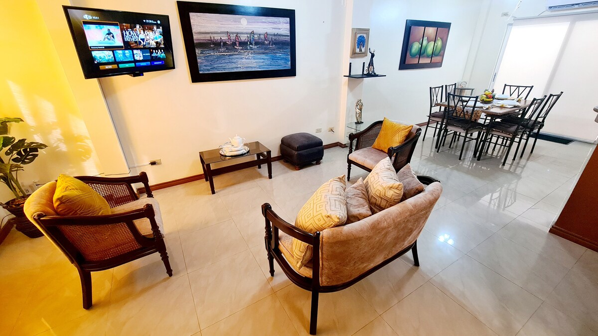 Reporting = +593989129358
Elegantni dnevni boravak s Wi-Fi internetom, Smart TV 42" s međunarodnim kanalima. 