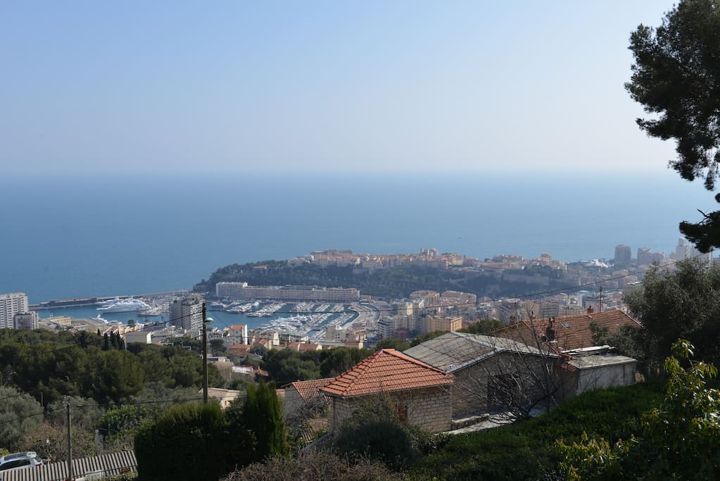 vue féérique sur la mer le port et rocher de Monaco