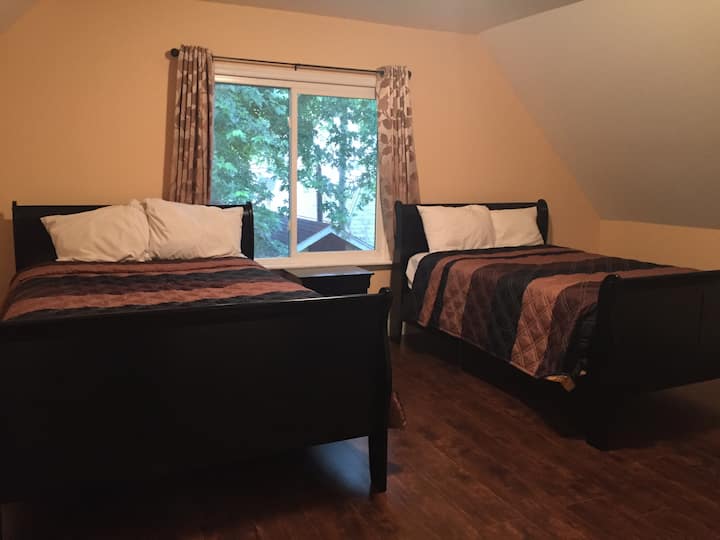 Spavaća soba na katu 2 (2 bračna kreveta)