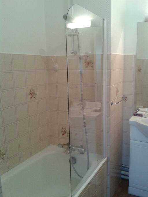 Salle de bain avec baignoire/sèche cheveux