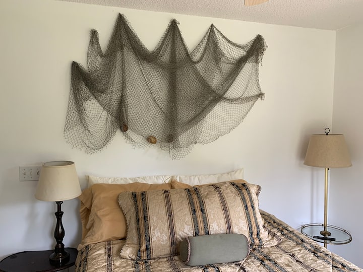 这间卧室位于走廊下方的右侧，进入小木屋。配有标准双人床、椅子、灯具、智能电视和大衣柜。