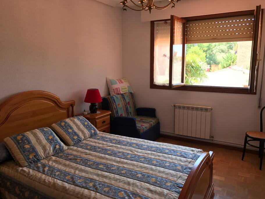Hay un sofá cama de 90 cm