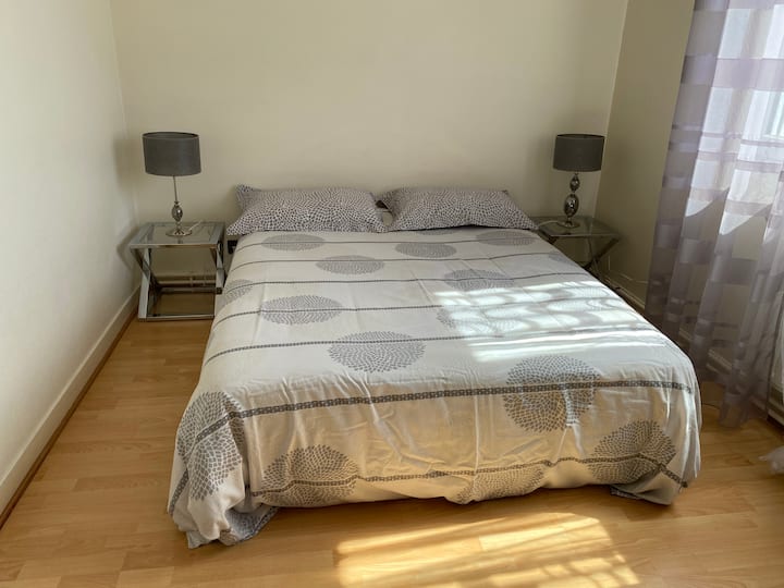 Ქუჩის მხარეს ოთახი, მაგრამ ძალიან მშვიდი ადგილი 