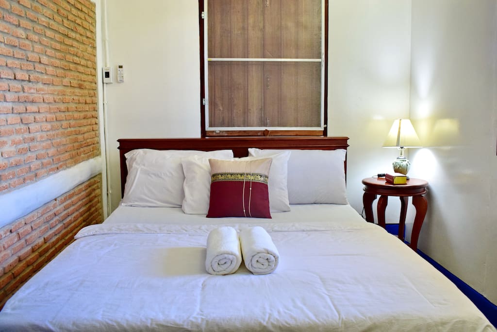 Top floor Balcony bedroom; Queen sized double bed, blackout wooden shutters, bedside table & lamp; ever changing mountain and seasonal water views