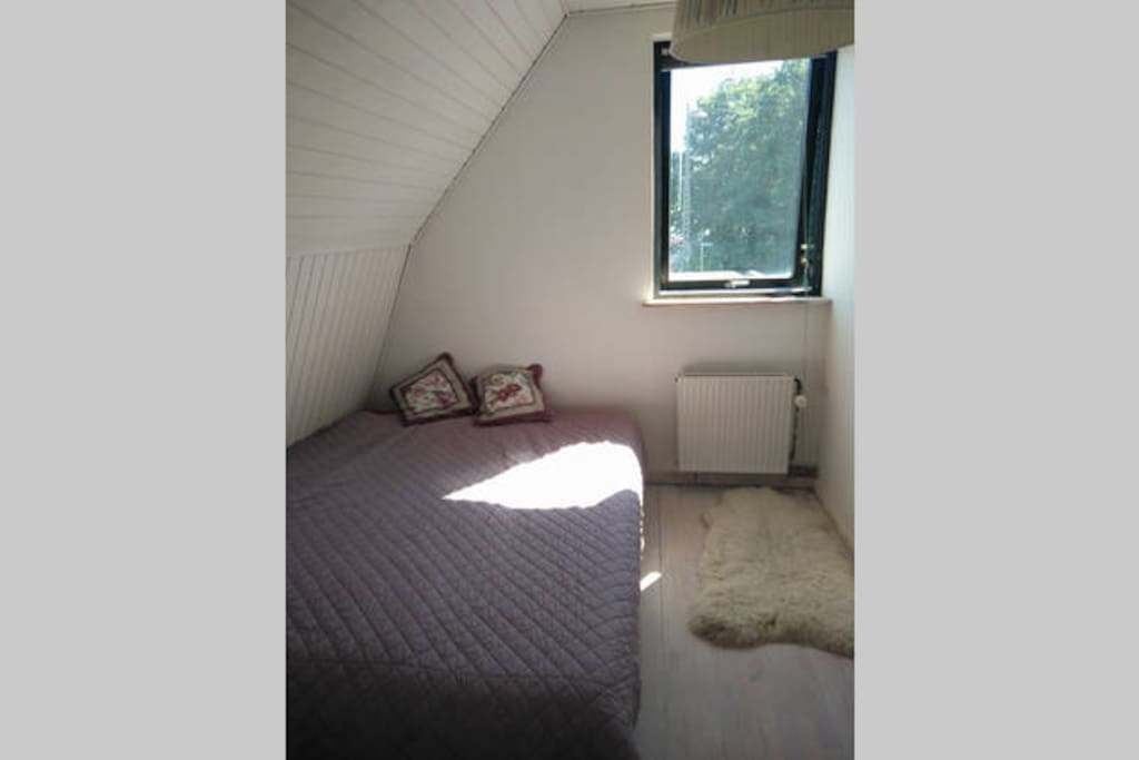 Private guest room with double bed