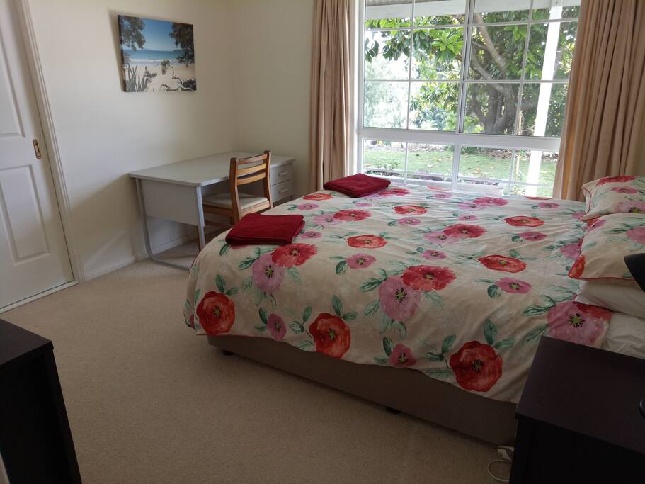 Bedroom 1, King bed