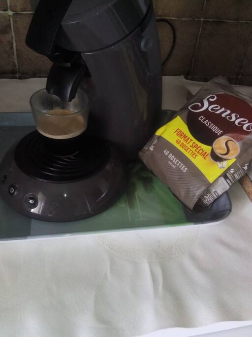 Je offre le café à faire vous même le matin avant de partir, uniquement la machine dosettes senseo ,c'est dans la cuisine