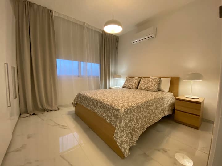 הגיע הזמן להירגע, במיטת קווין סייז עם טלוויזיה חכמה בגודל 32אינץ', מיזוג אוויר מלא, מזרן נוח במיוחד, אורות עם שליטה בשלט רחוק