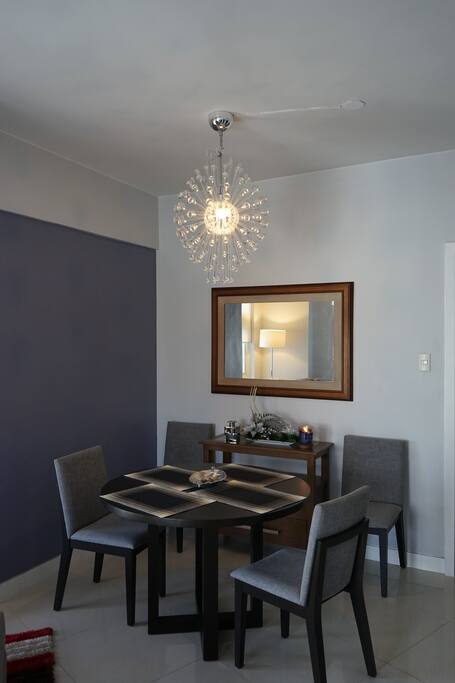 dining area seats 4
